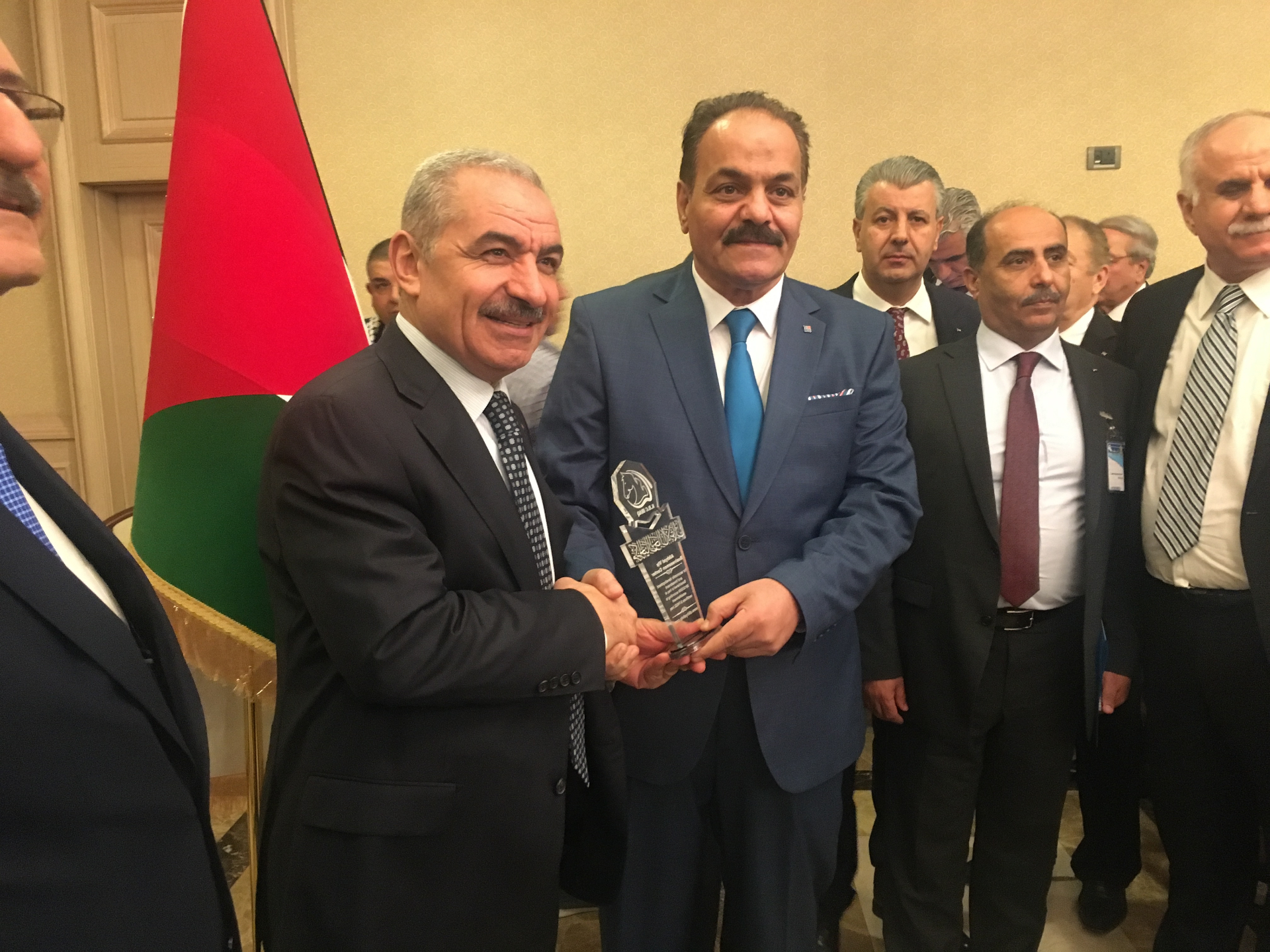 تكريم من معالي رئيس وزراء دولة فلسطين خلال لقاء رجال الأعمال